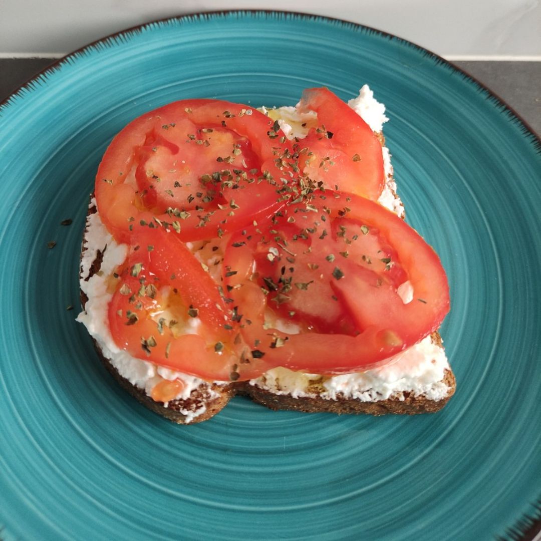 Tostada con queso y tomate Tostada con queso y tomate
