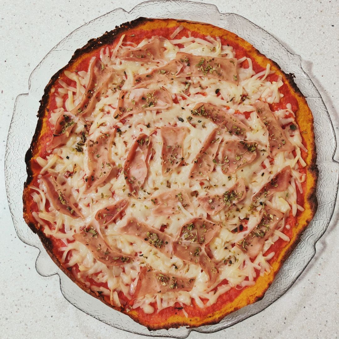 Pizza de zanahoria con jamón york y queso Pizza de zanahoria con jamón york y queso