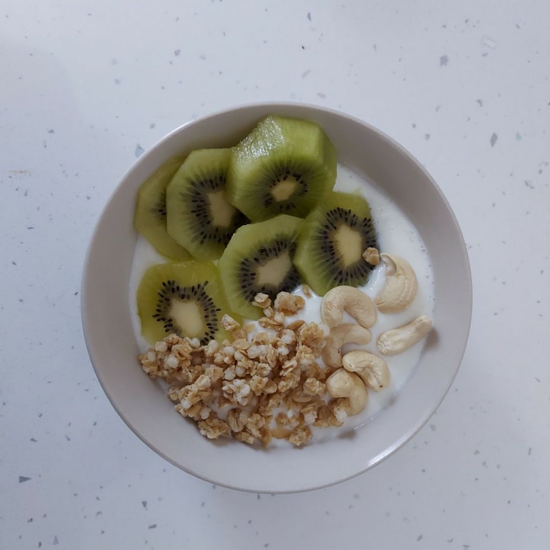 Bowl de queso fresco batido 0%, kiwi, muesli y anacardos Bowl de queso fresco batido 0%, kiwi, muesli y anacardos