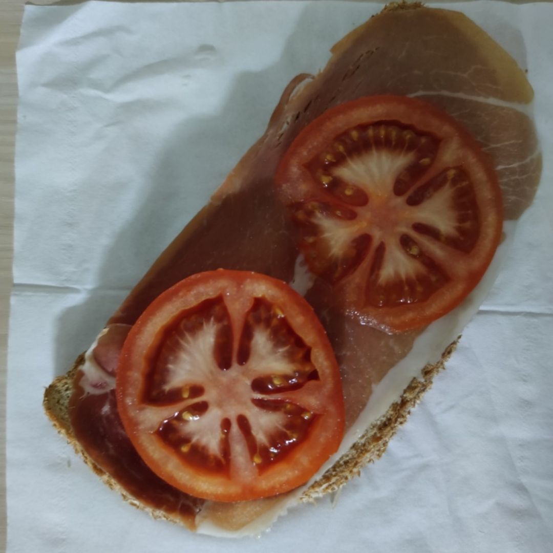 Tosta de jamón con tomate Tosta de jamón con tomate