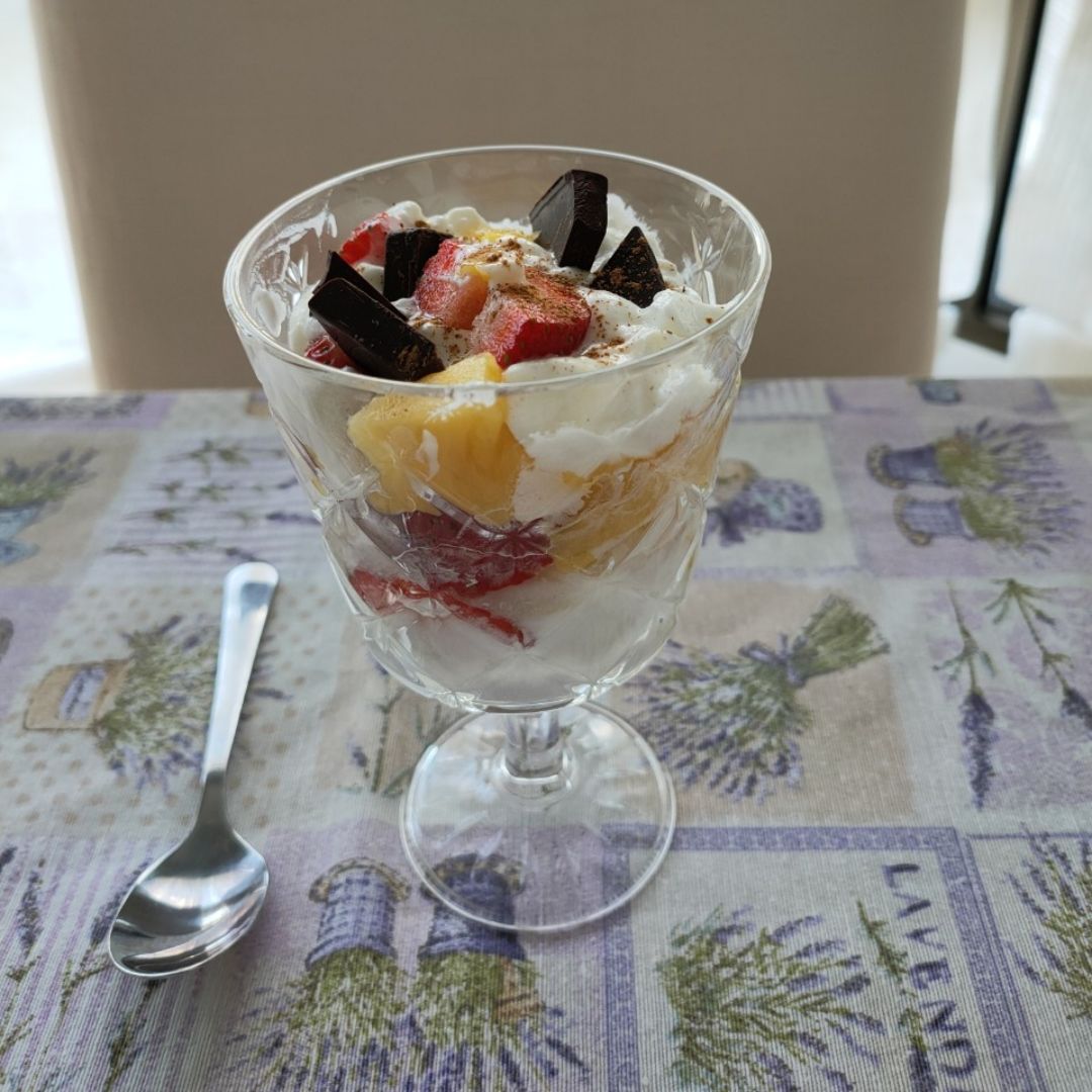 Yogur con Mango y Fresas Yogur con Mango y Fresas