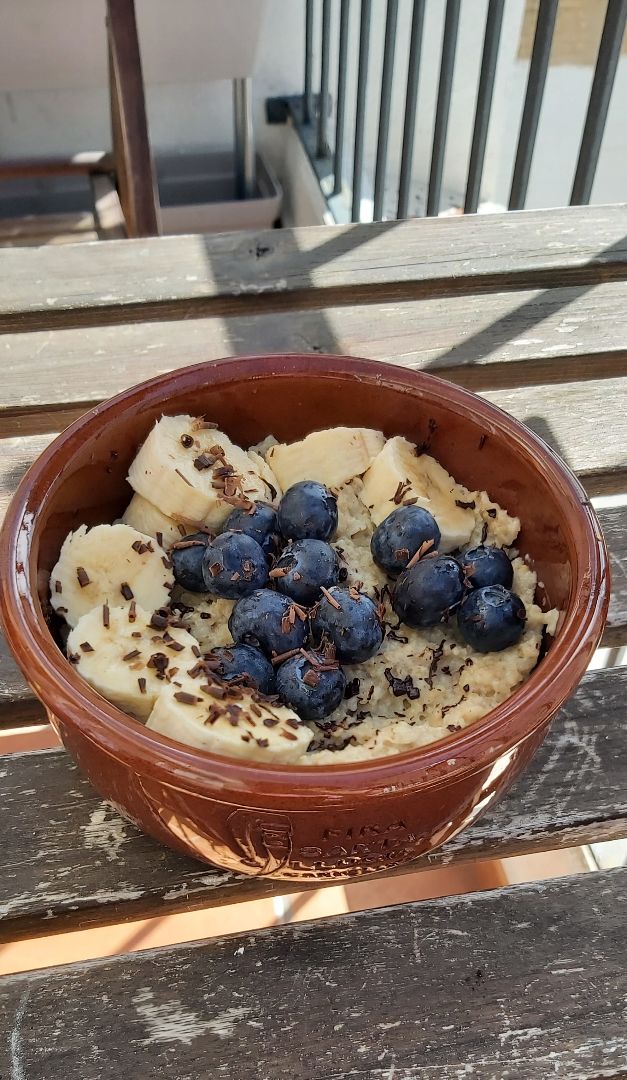  Porridge de  avena con arándanos, plátano y chocolate 85%