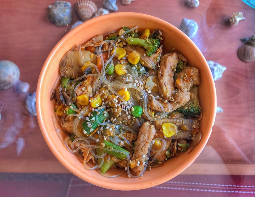 Wok de verduras con fideos chinos de arroz 