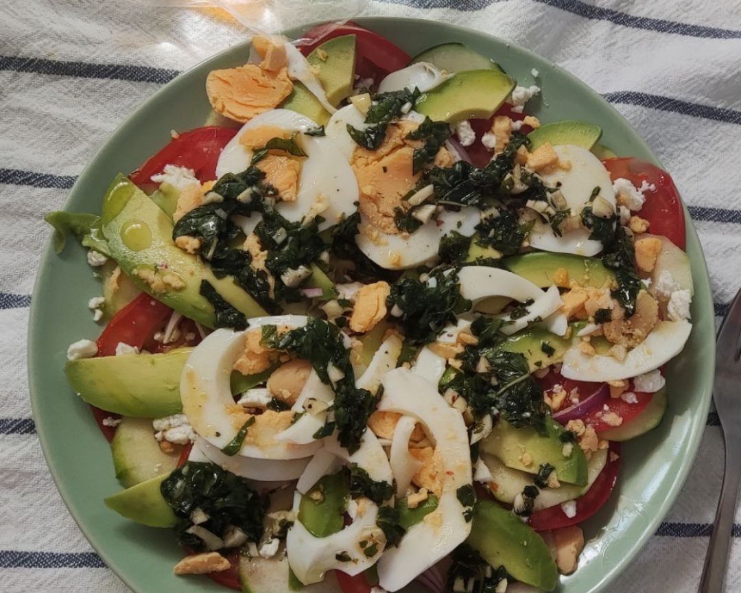 Ensalada de tomate, pepino, huevo y aguacate con vinagreta de pesto Ensalada de tomate, pepino, huevo y aguacate con vinagreta de pesto