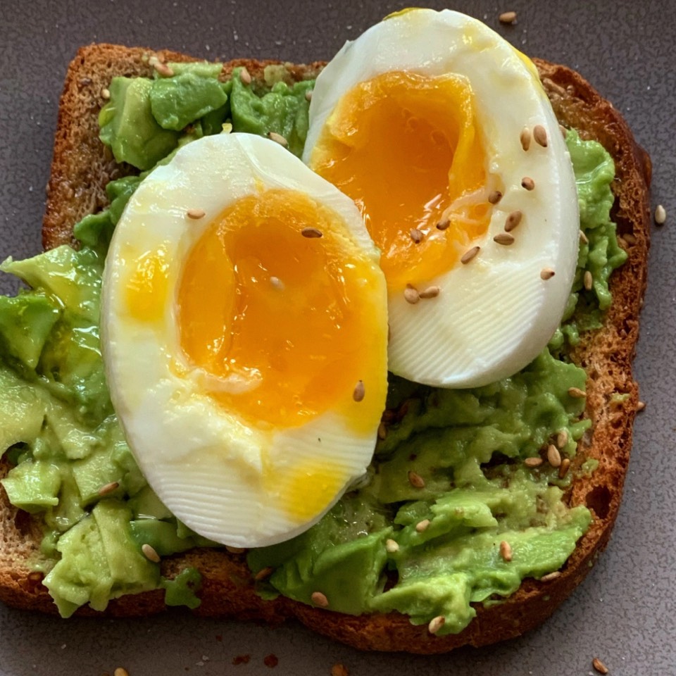 Pan integral tostado con guacamole, jam贸n de pavo y dos huevos cocidos Pan integral tostado con guacamole, jam贸n de pavo y dos huevos cocidos
