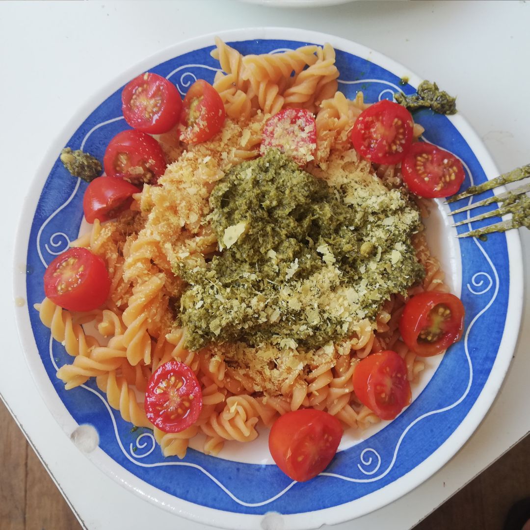 Pasta de lentejas con pesto, cherris y levadura nuteicional Pasta de lentejas con pesto, cherris y levadura nuteicional