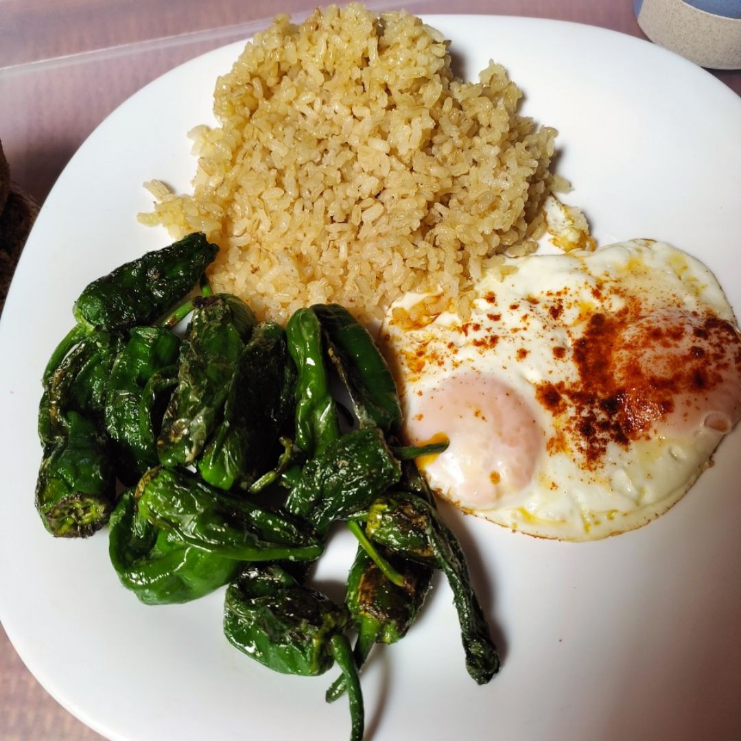 Huevo a la plancha con arroz y pimientos de padrón Huevo a la plancha con arroz y pimientos de padrón