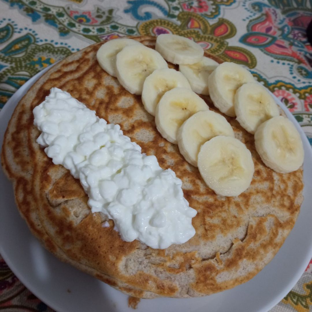 Tortitas integrales con plátano y queso cottage