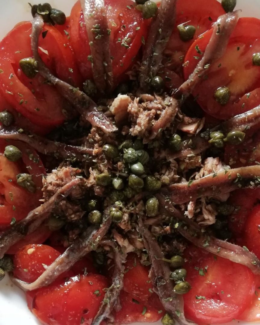 Ensalada de tomate, atun, anchoas y alcaparras