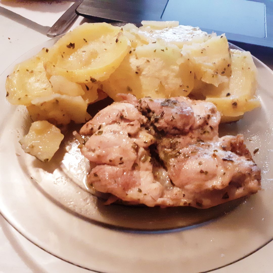 Pollo al horno con patatas Pollo al horno con patatas