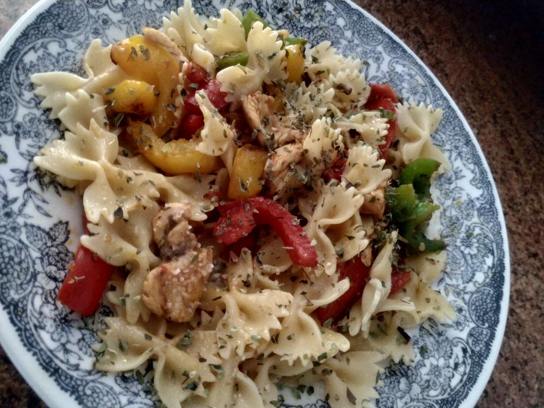 Farfalle al huevo con salteado de verdura y pollo Farfalle al huevo con salteado de verdura y pollo