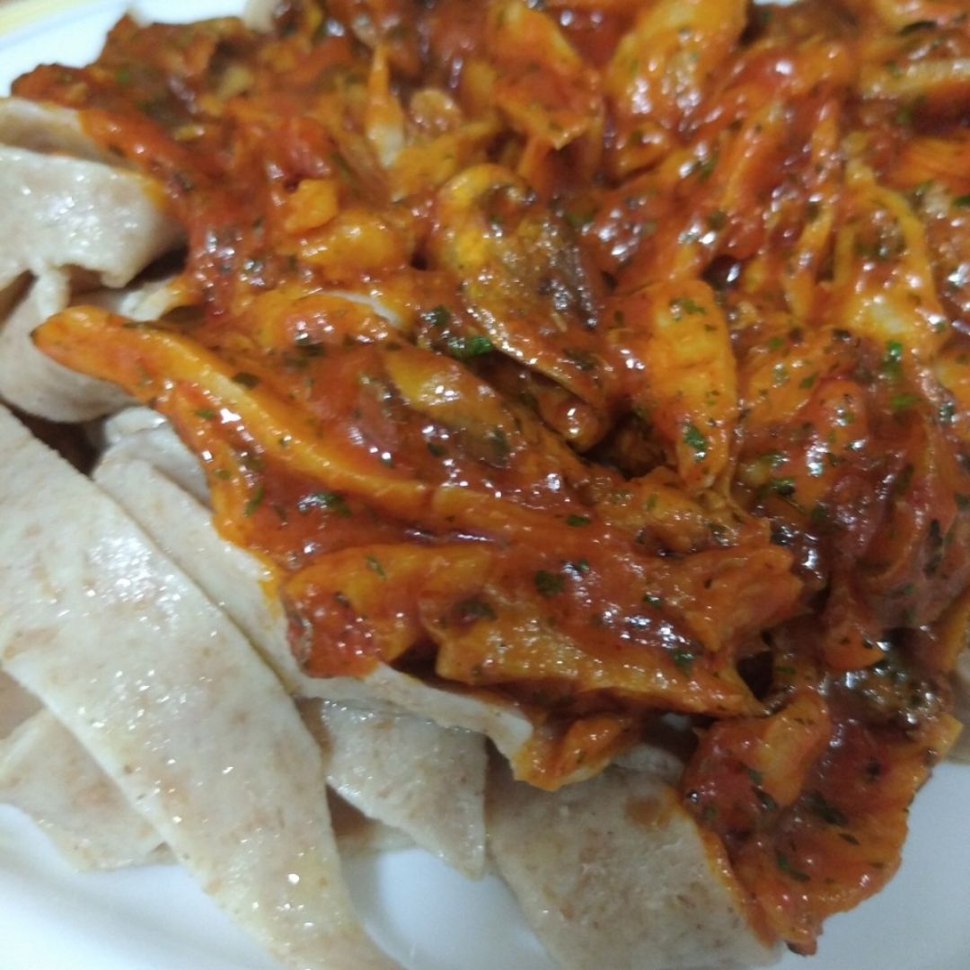 Pasta integral casera con salsa de tomate Pasta integral casera con salsa de tomate