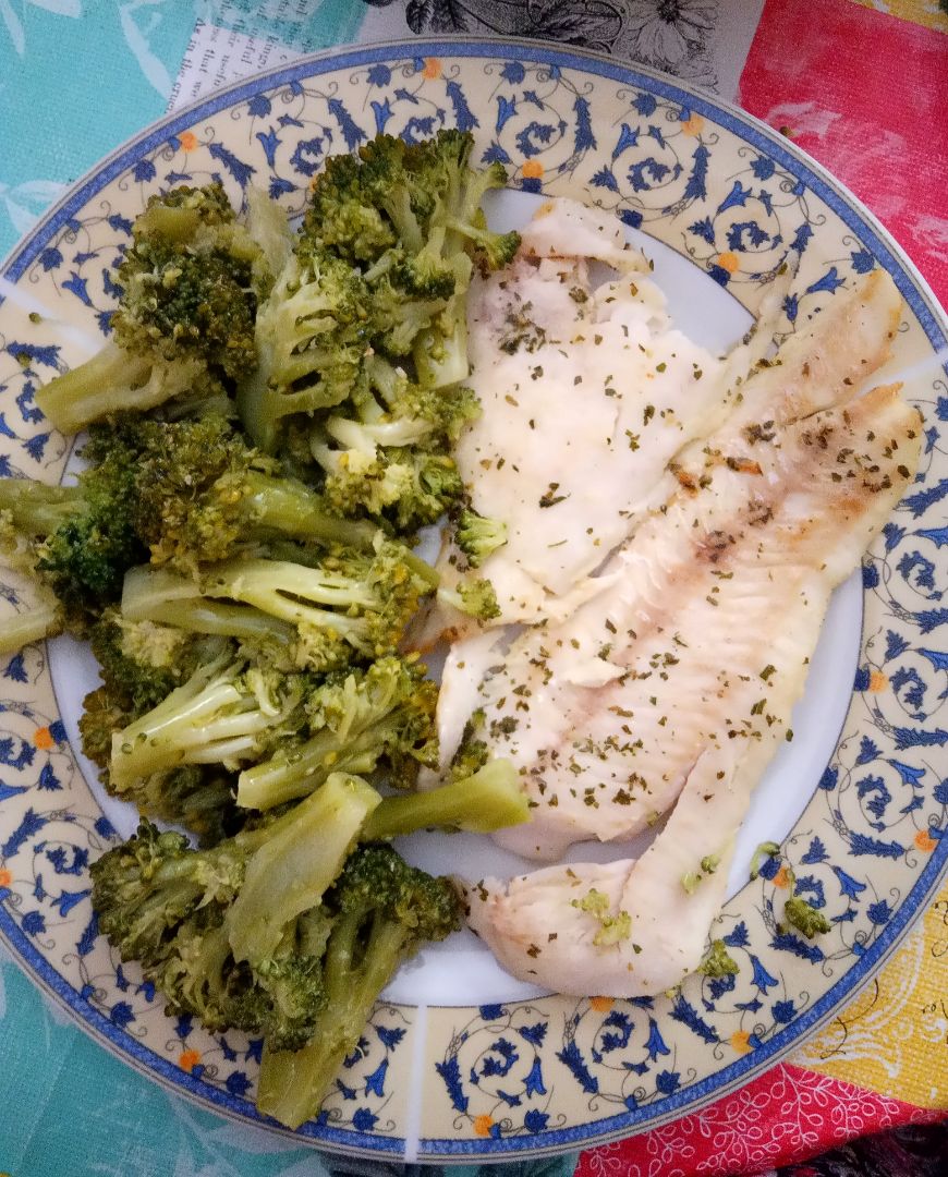 Merluza a la plancha con brócoli Merluza a la plancha con brócoli