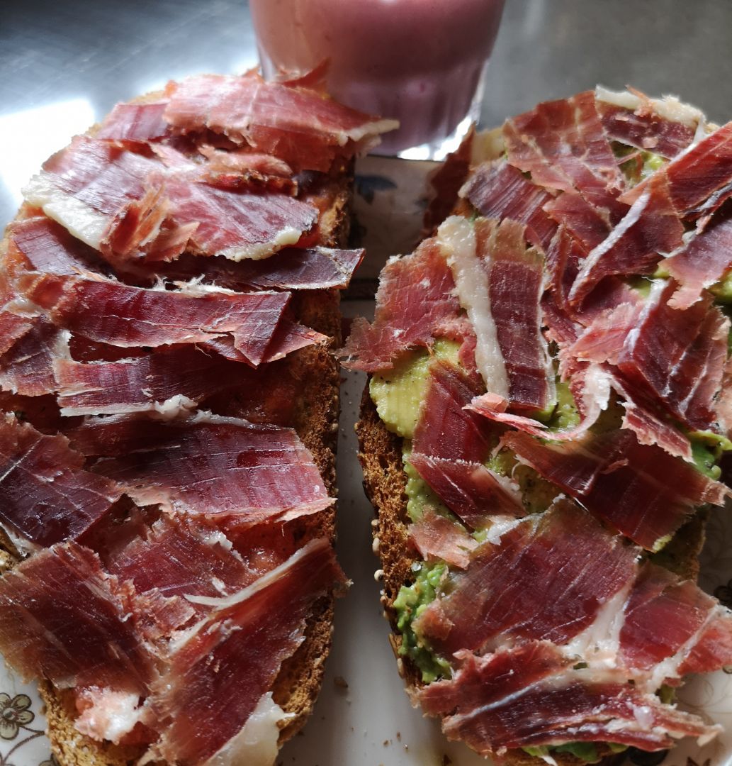 Tostadas con jamón , aguacate y tomate