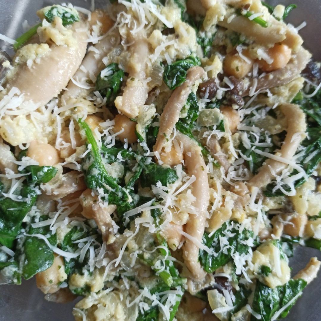 Setas con espinacas, garbanzos y salsa de queso 