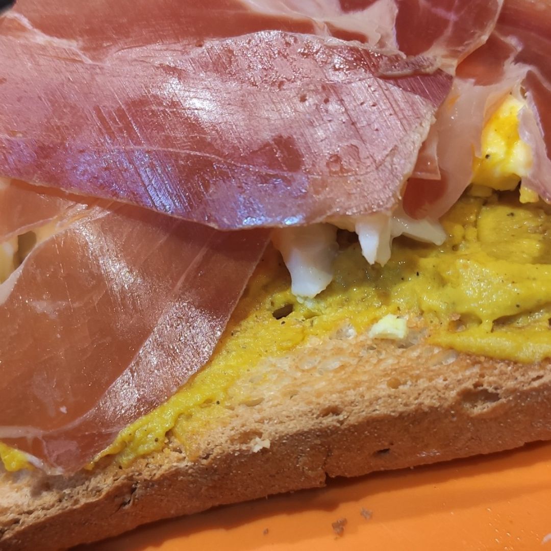 Tostada hummus, huevo y jamón Tostada hummus, huevo y jamón