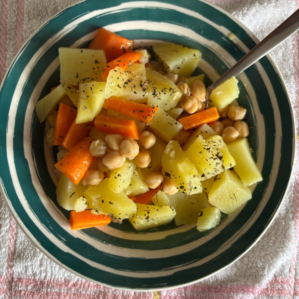 Patata y zanahoria hervida con garbanzos