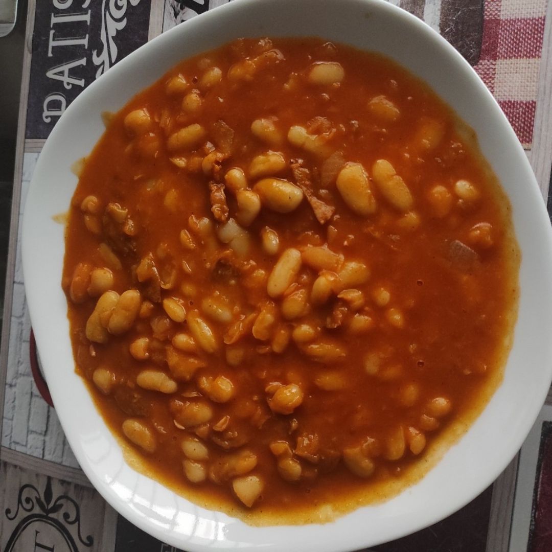 Alubias blancas con tomate