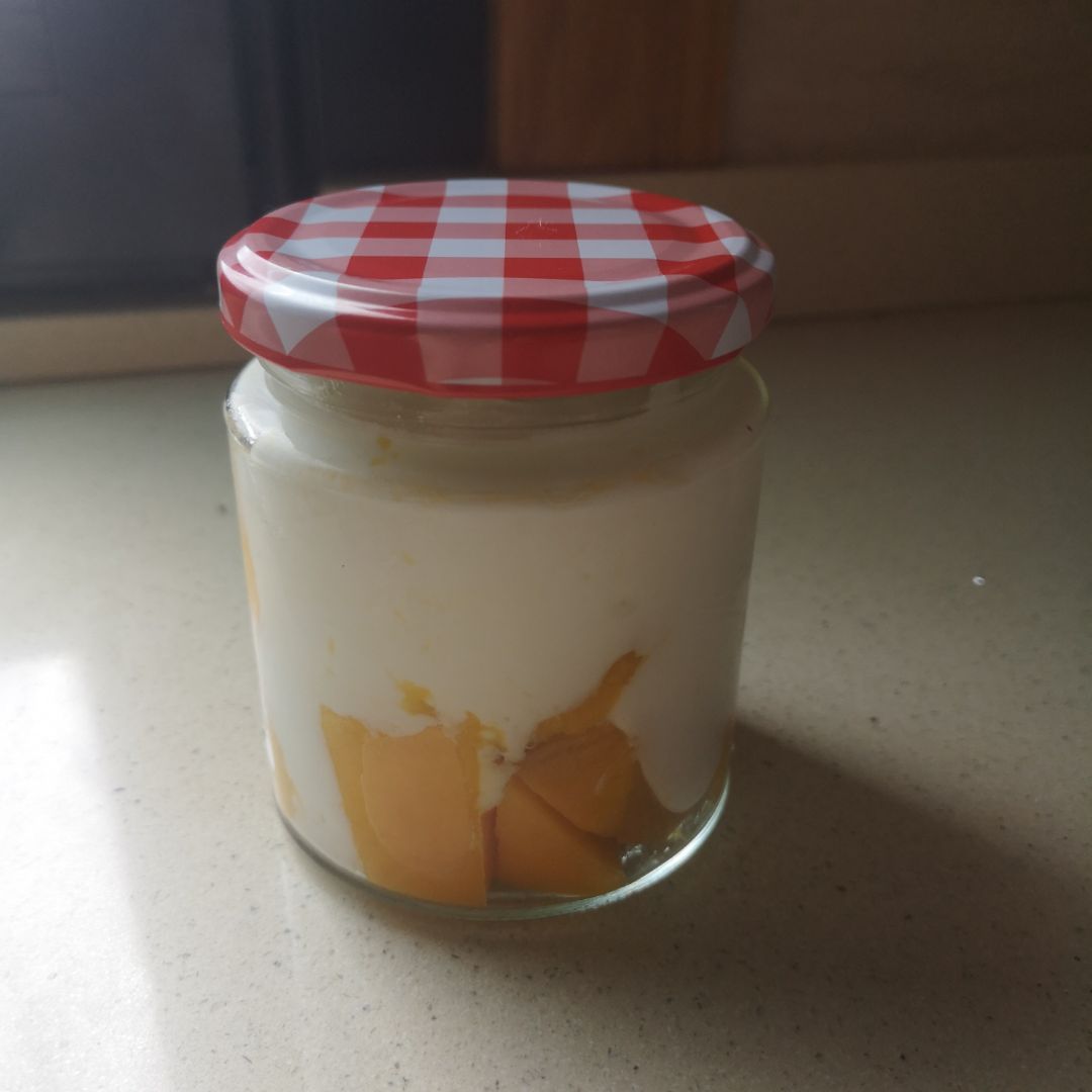 Vasitos de yogur natural con mango