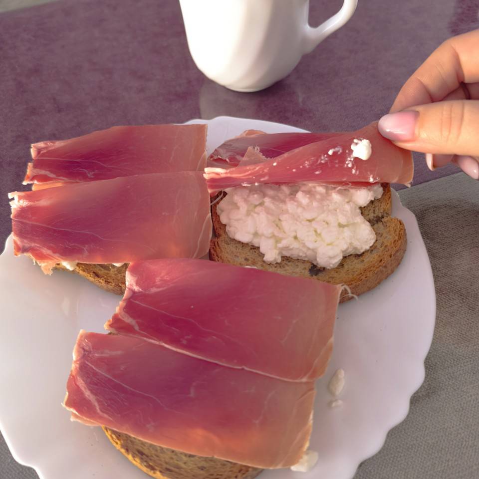 Tostada integral con queso cottage y jamón serrano