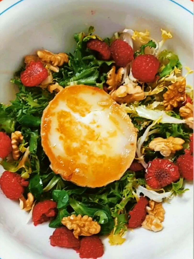 Ensalada de rulo de Cabra con frambuesas Ensalada de rulo de Cabra con frambuesas