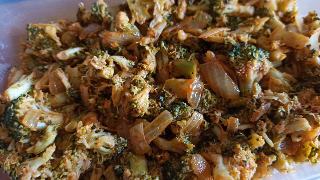 Brócoli con cebolla y pimentón. Brócoli con cebolla y pimentón.