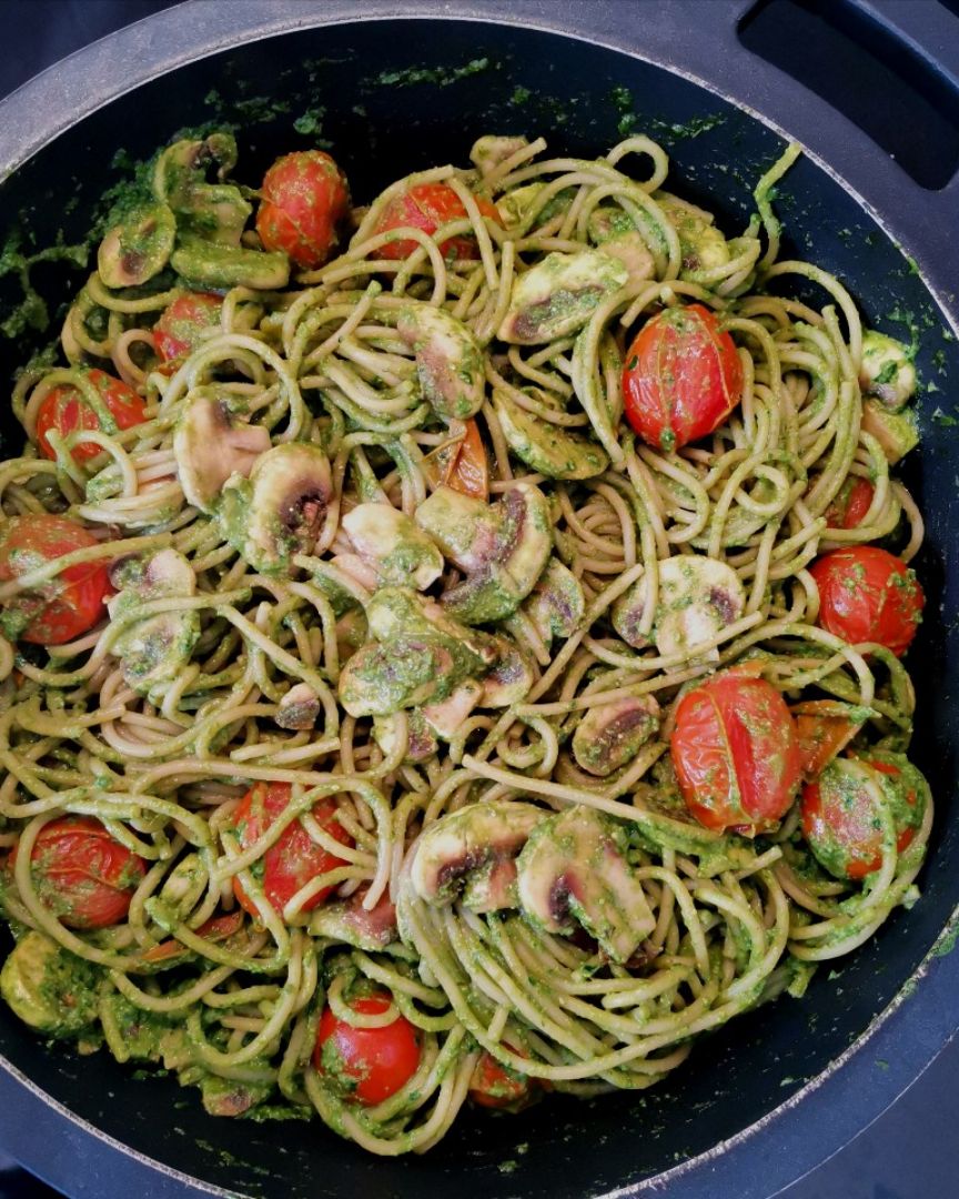 Pasta de garbanzos con pesto de espinacas