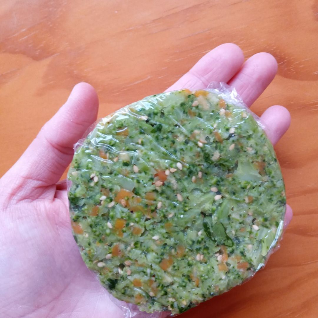 Hamburguesa de brócoli, zanahoria y cebolla Hamburguesa de brócoli, zanahoria y cebolla