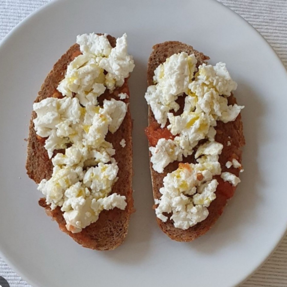 Tostada de pan integral con requeson 