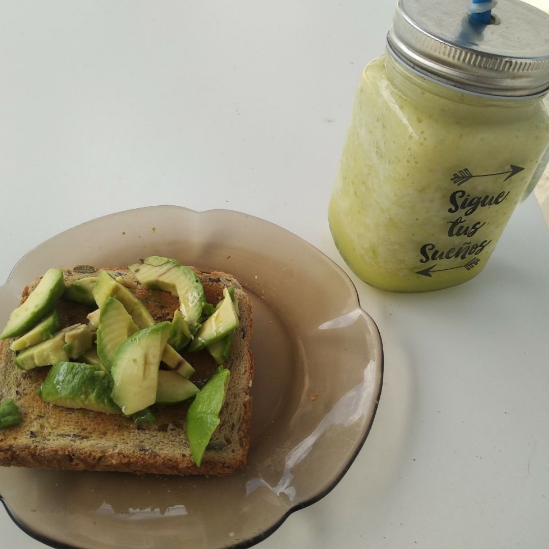 Batido de manzana y piña y tostada de aguacate Batido de manzana y piña y tostada de aguacate