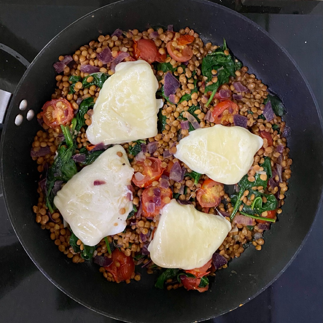 Lentejas con espinacas y queso provolone