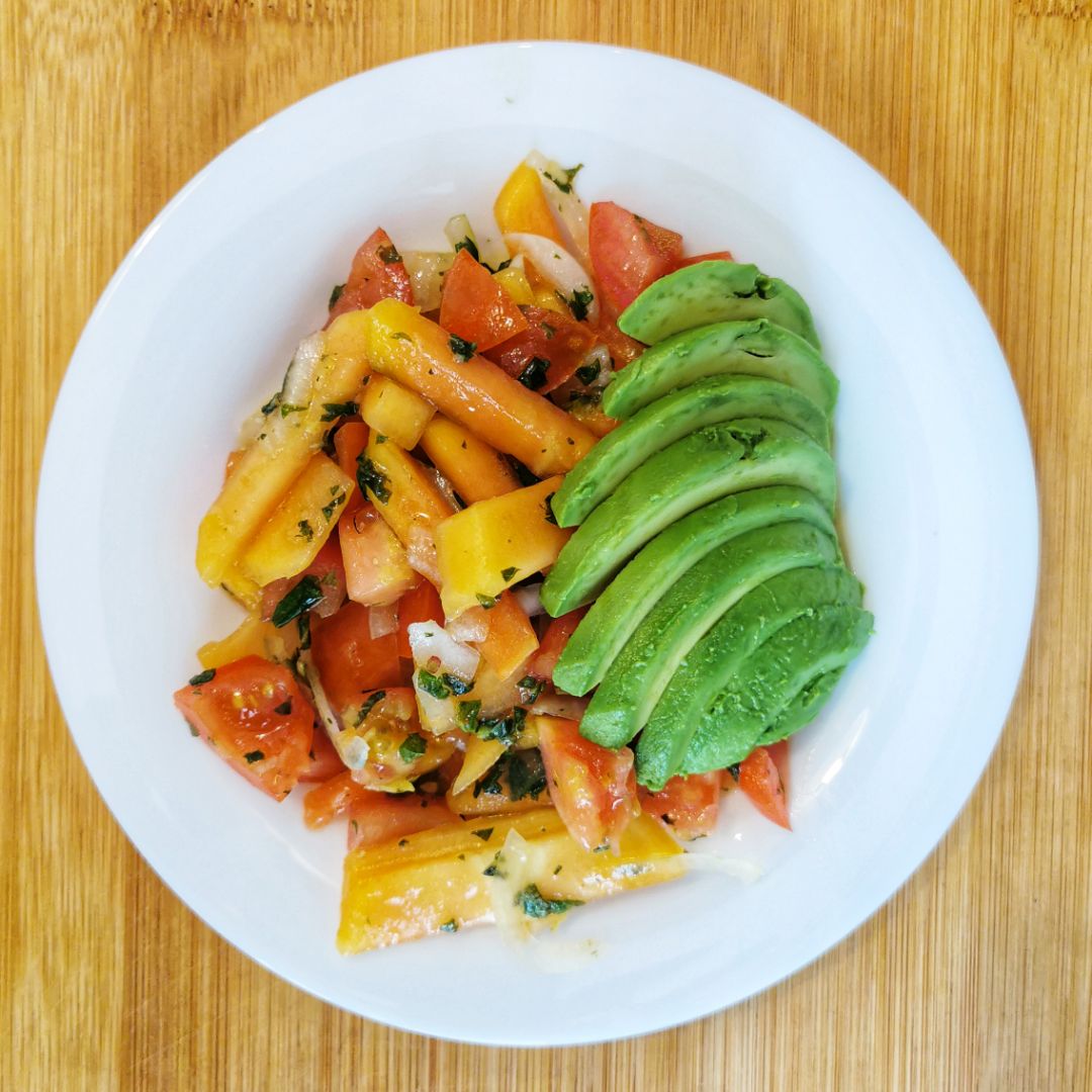 Ensalada de papaya y tomate con menta. Ensalada de papaya y tomate con menta.