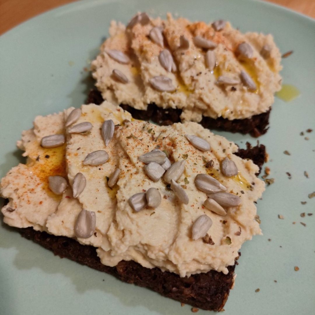 Tostadas de hummus y semillas Tostadas de hummus y semillas