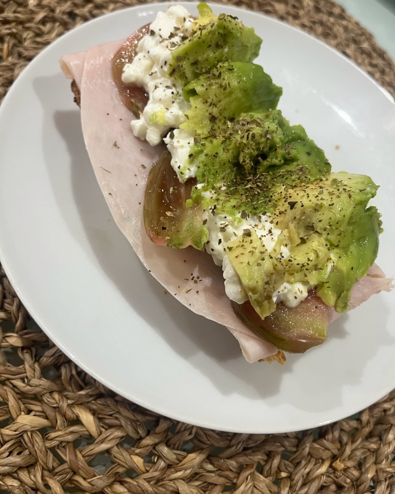 Tostada con pechuga de pavo, queso cottage, aguacate y tomate Tostada con pechuga de pavo, queso cottage, aguacate y tomate