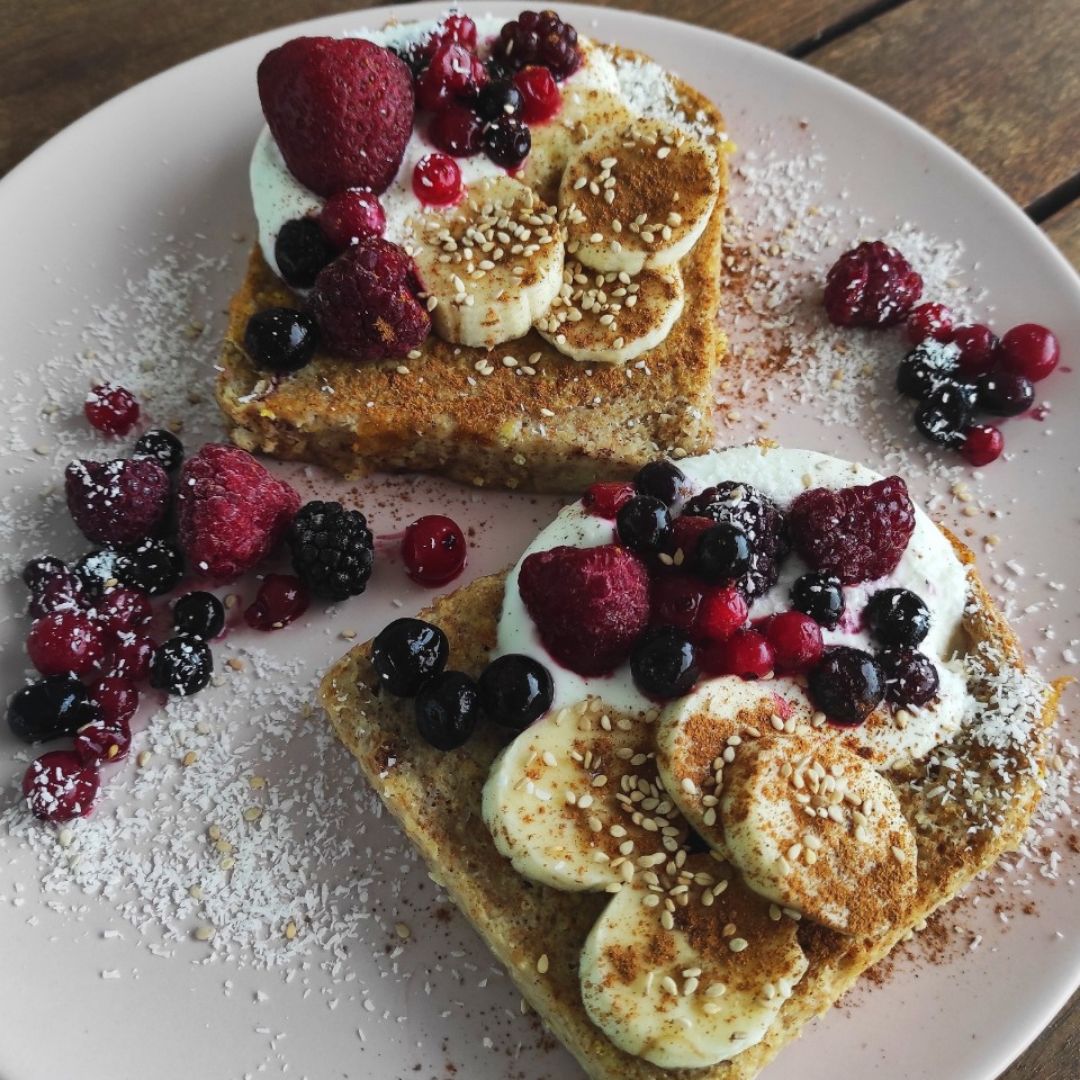 Tostadas francesas con fruta y yogur