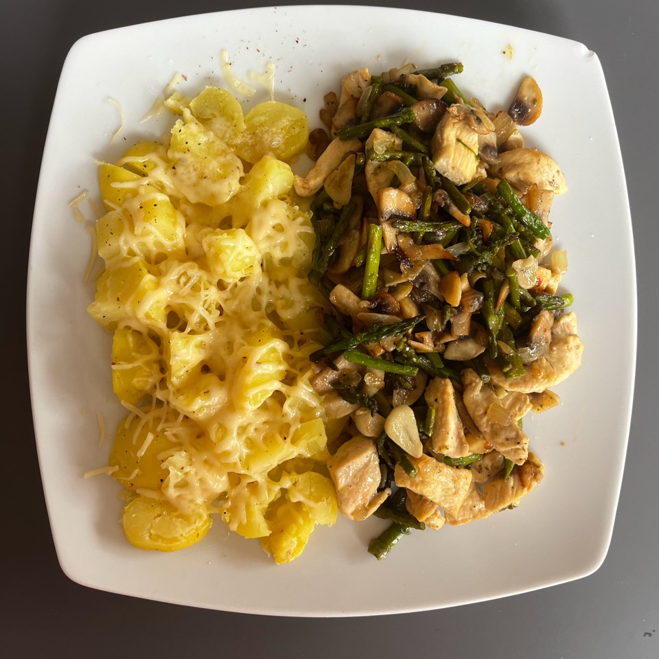 Patatas con espárragos y pollo salteados Patatas con espárragos y pollo salteados