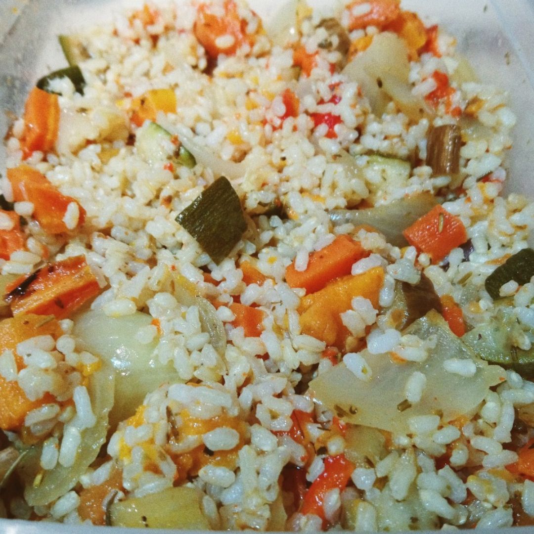 Verduras al horno especiadas con arroz integral 