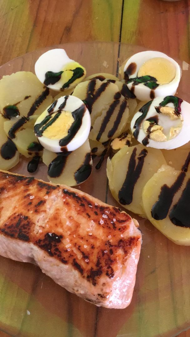 Salm贸n con patatas, huevo y aceite bals谩mico. Salm贸n con patatas, huevo y aceite bals谩mico.