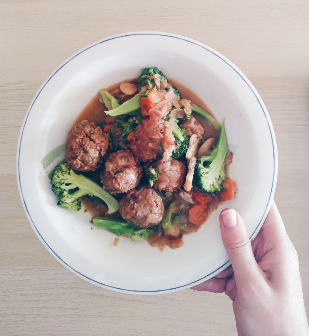 Albóndigas veganas en salsa con verduras Albóndigas veganas en salsa con verduras