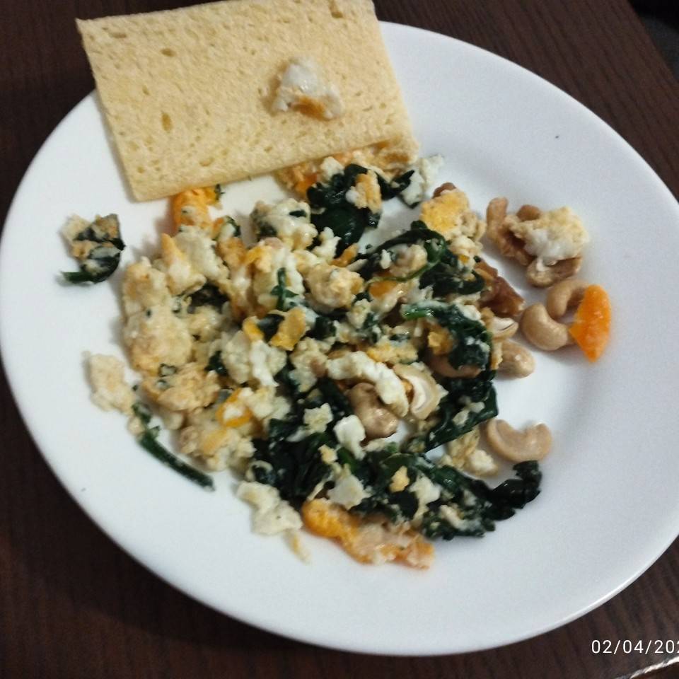 Revuelto de huevos con espinacas y queso Revuelto de huevos con espinacas y queso