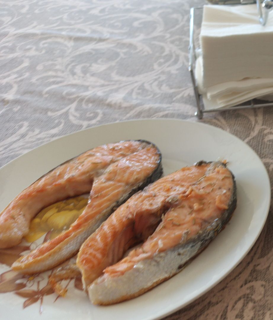 Salmón con canónigos y patata asada especiada. Salmón con canónigos y patata asada especiada.