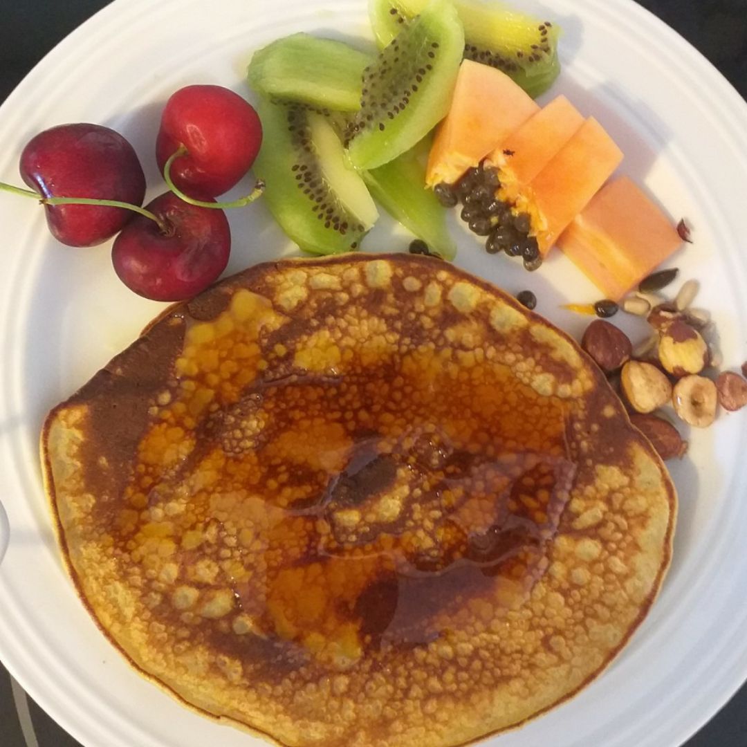 Tortitas de platano sin gluten y fruta variada Tortitas de platano sin gluten y fruta variada
