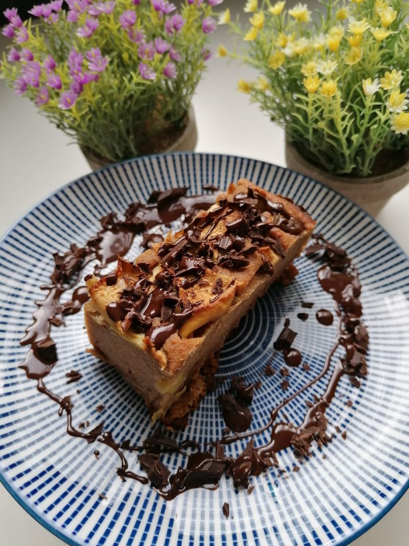 Bizcocho de manzana con dátiles y chocolate 85% Bizcocho de manzana con dátiles y chocolate 85%