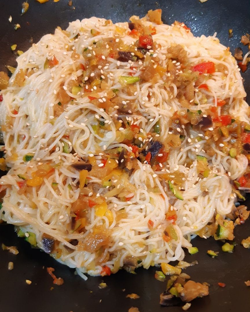 Wok de fideos de arroz con verduritas y soja