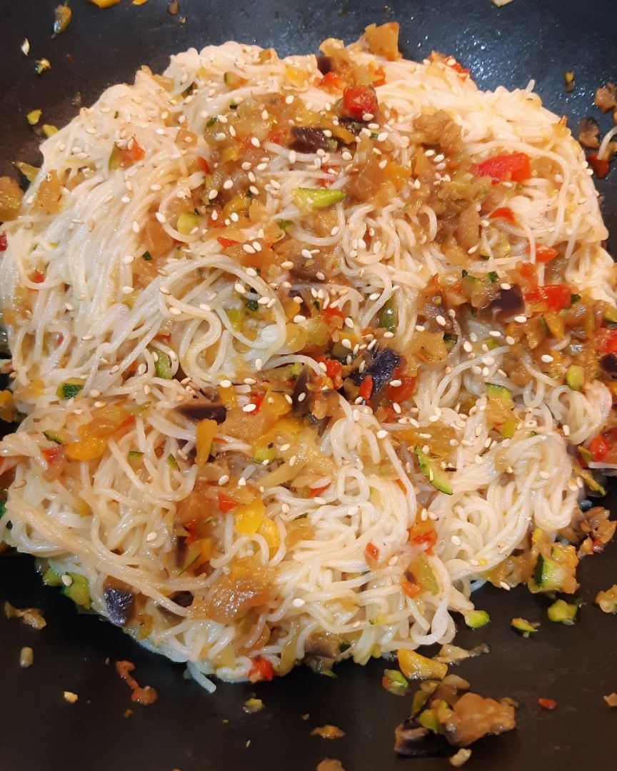 Wok de fideos de arroz con verduritas y soja Wok de fideos de arroz con verduritas y soja