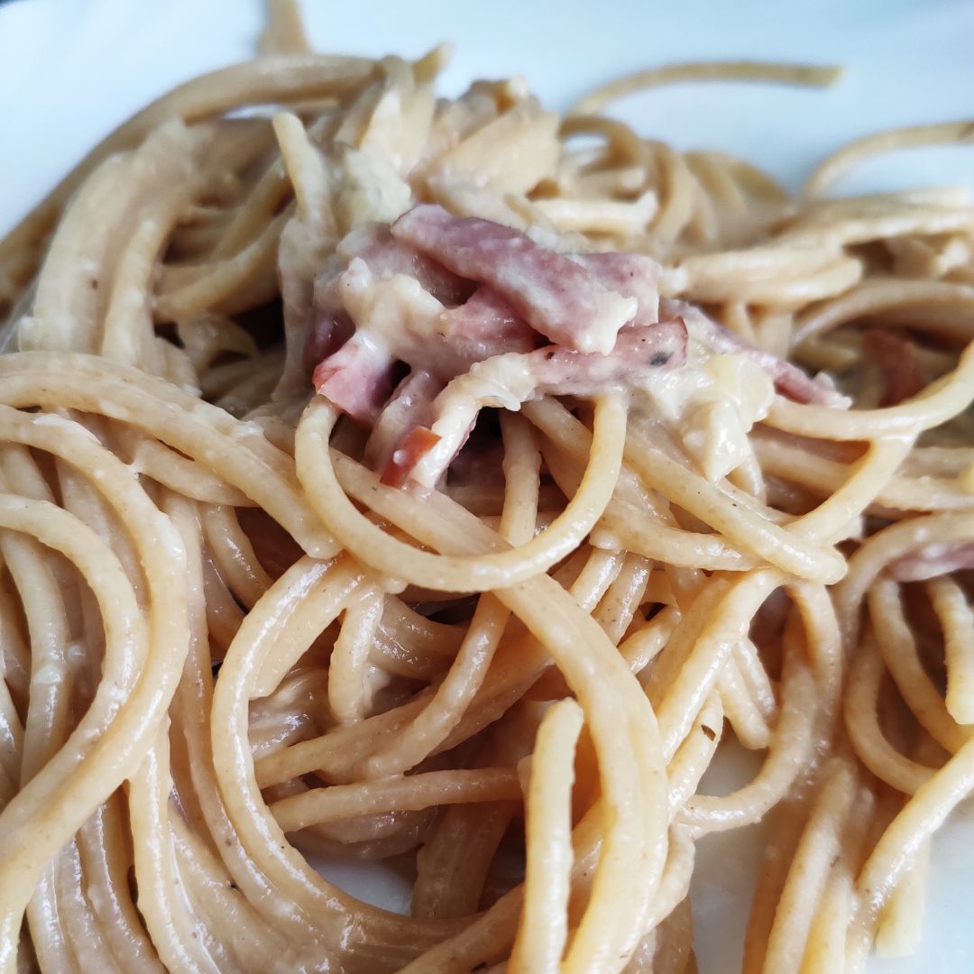 Spaghetti a la carbonara 🍝 Spaghetti a la carbonara 🍝