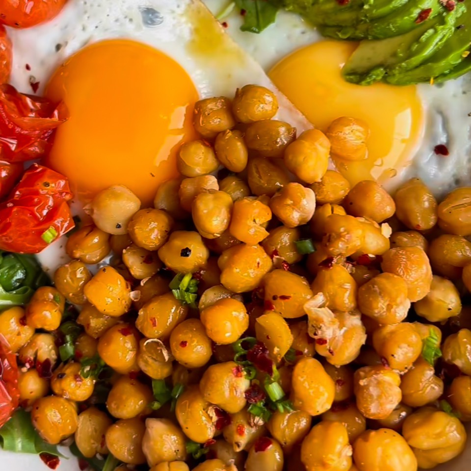 Ensalada de Garbanzos con Berenjena y Aguacate