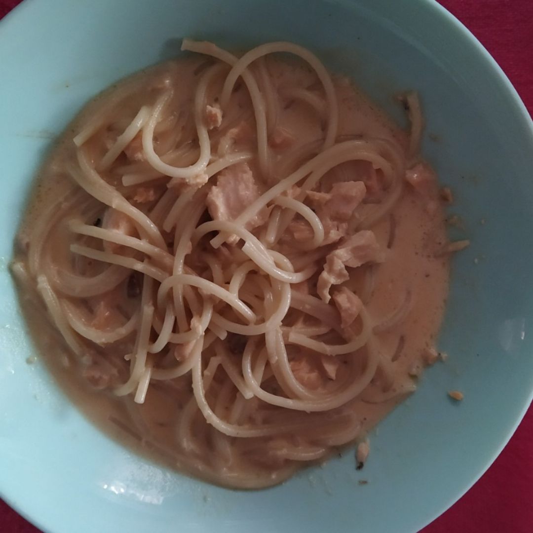 Espaguetis con Salmón y salsa de queso azul Espaguetis con Salmón y salsa de queso azul