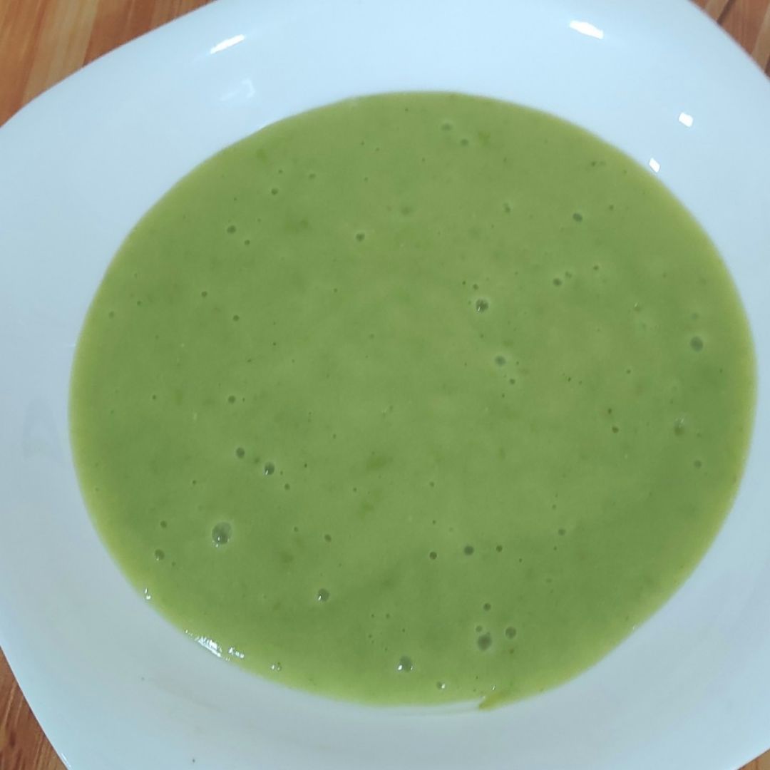 Crema de brócoli, guisantes y patata Crema de brócoli, guisantes y patata
