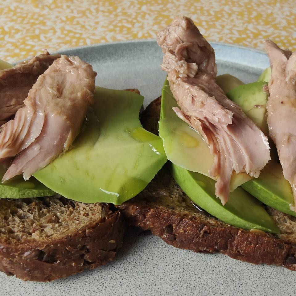 Tostadas de aguacate y melva